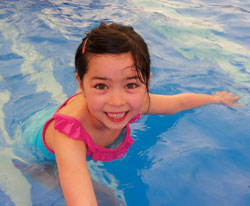 sofie-in-pool